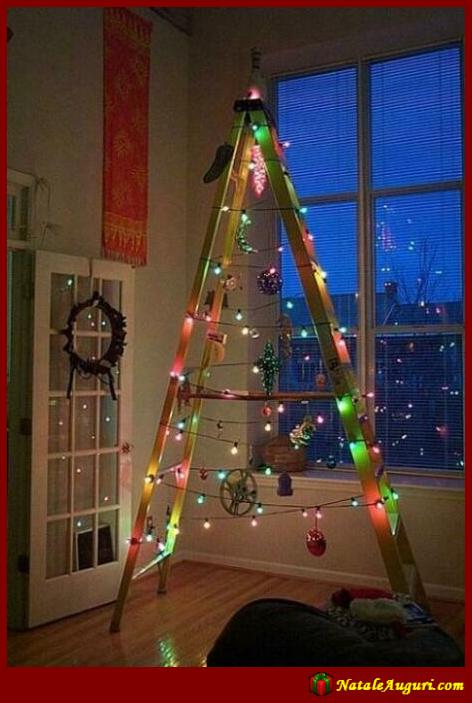 Albero natalizio con una scala